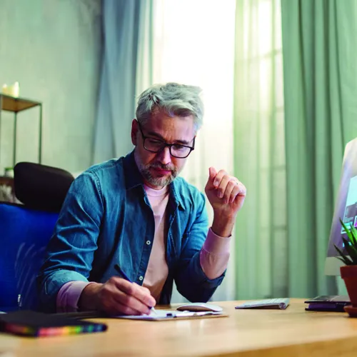 Homme regardant vers le bas, concentré